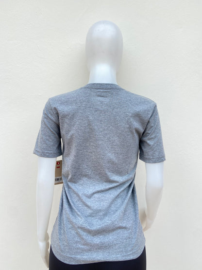 T-shirt Levis original gris oscuro con letras de la marca enfrente en azul marino.