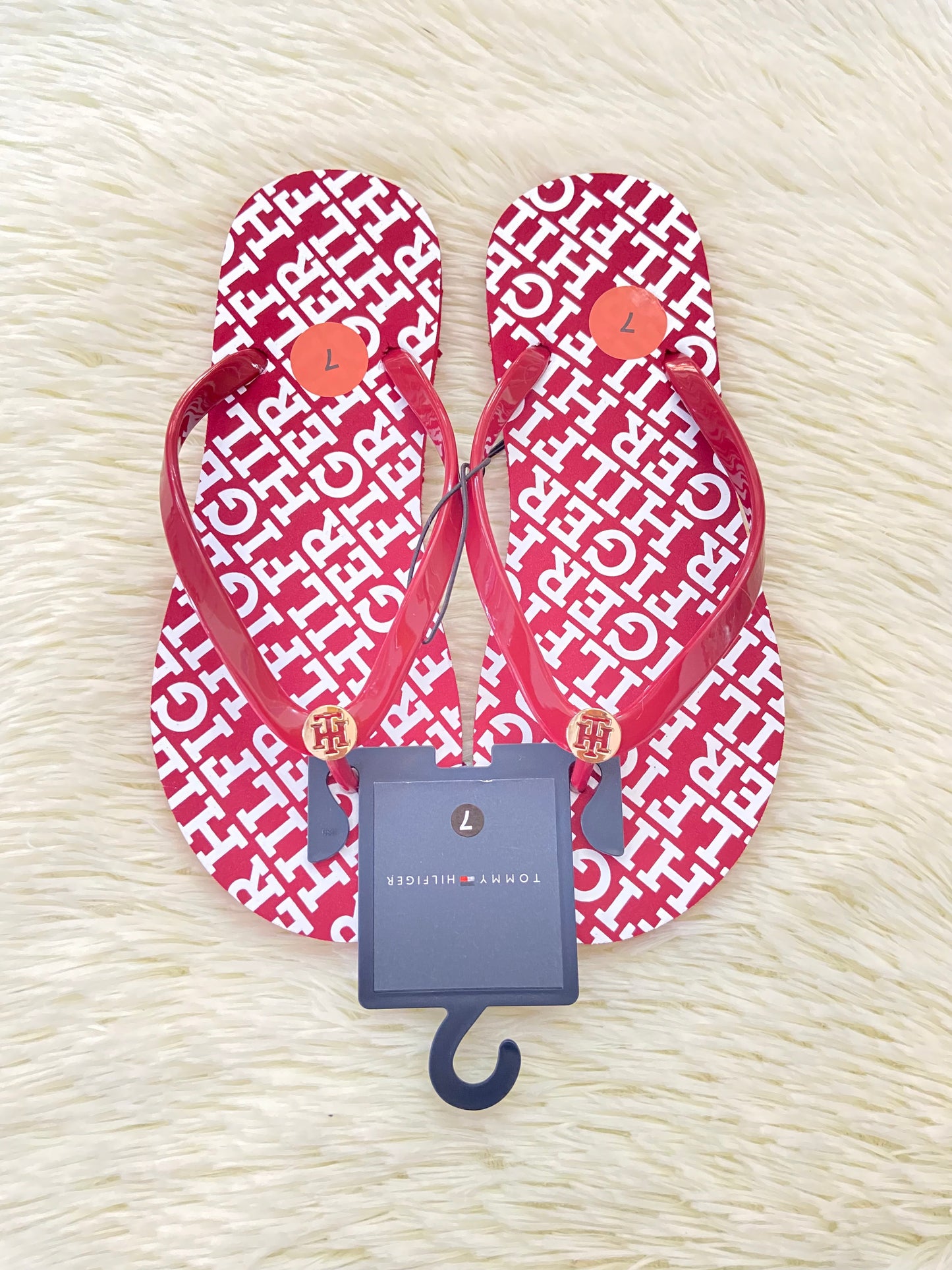 Sandalias TOMMY HILFIGER original, rojo vino con letras HILFIGER en blanco y placa dorada en frente.