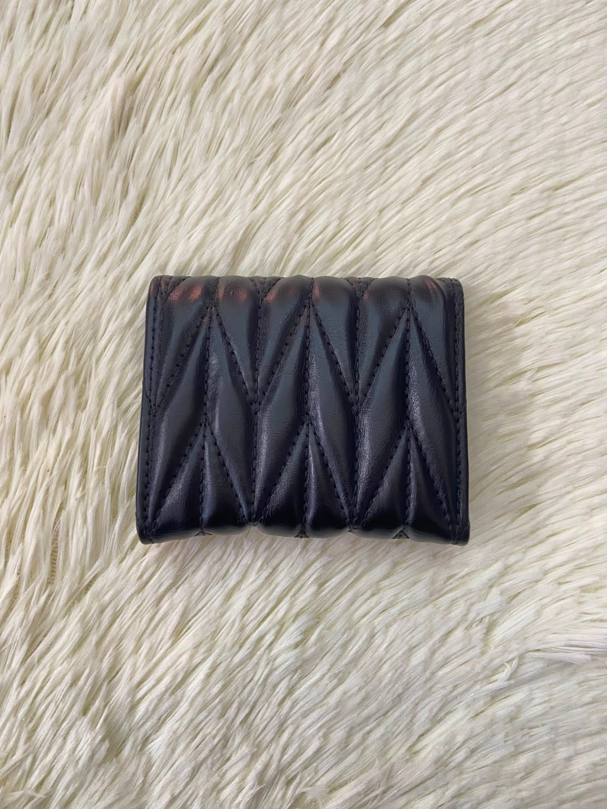 Monedero pequeño negro diseño acolchado con cierre de boton y súper espacioso.