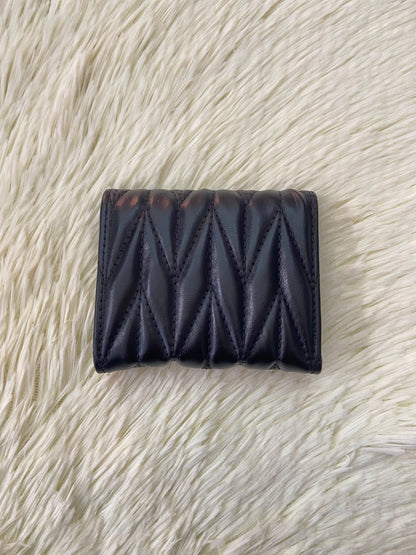 Monedero pequeño negro diseño acolchado con cierre de boton y súper espacioso.