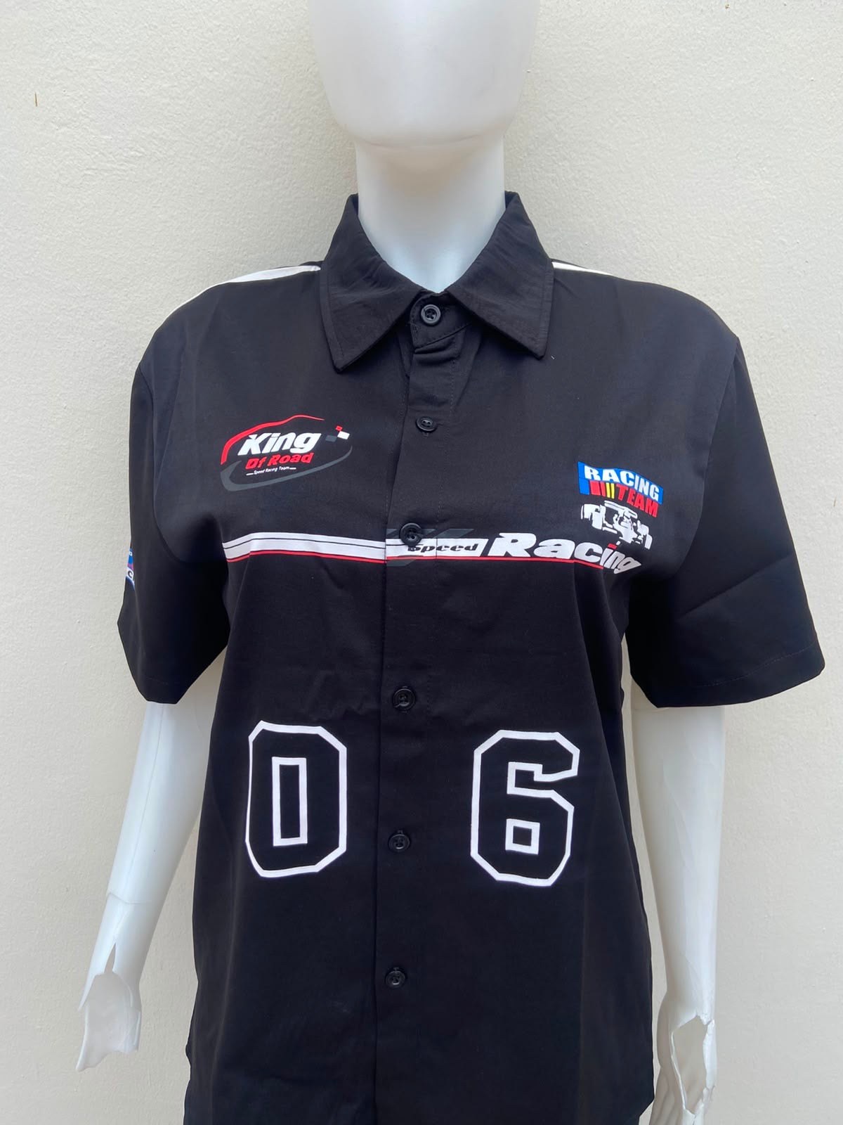 Camisa negra con estampados inspirados en carreras número 06 al frente y 3 atrás
