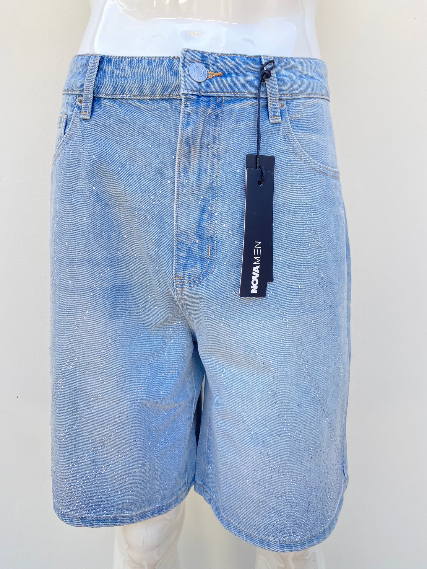 Bermuda jean azul claro con degradado blanco y brillos en color plateado.