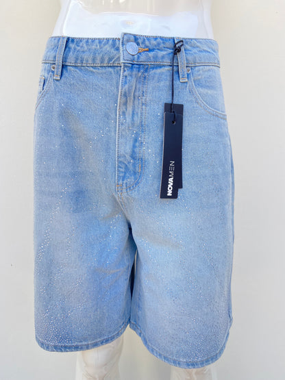 Bermuda jean azul claro con degradado blanco y brillos en color plateado.