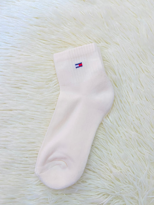 Medias TOMMY HILFIGER original, crema lisa con pequeño logotipo de la marca arriba.