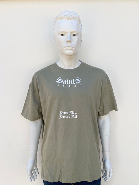 T-shirt en color verde oliva y letras al frente y atras en color blanco, Saints rise sinners hall y angeles