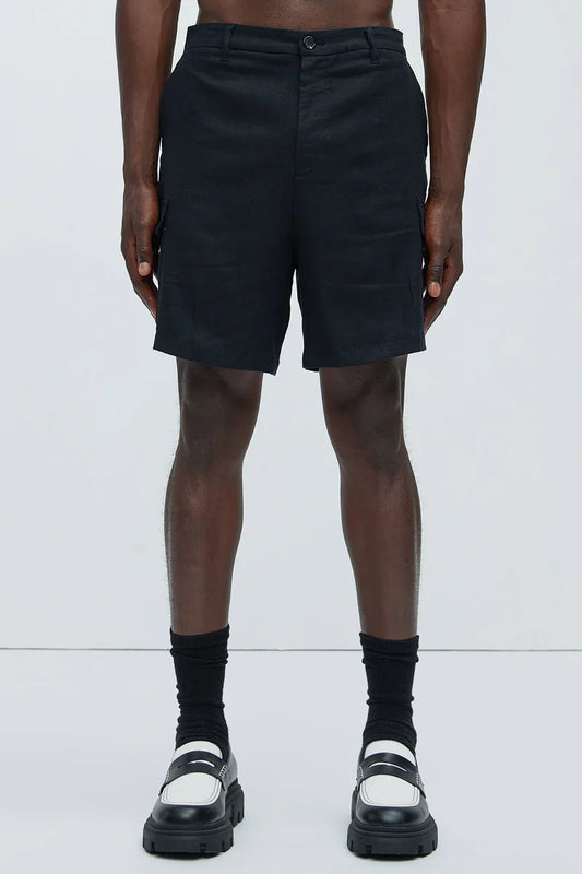 Bermuda en color negro liso con bolsillos al frente.