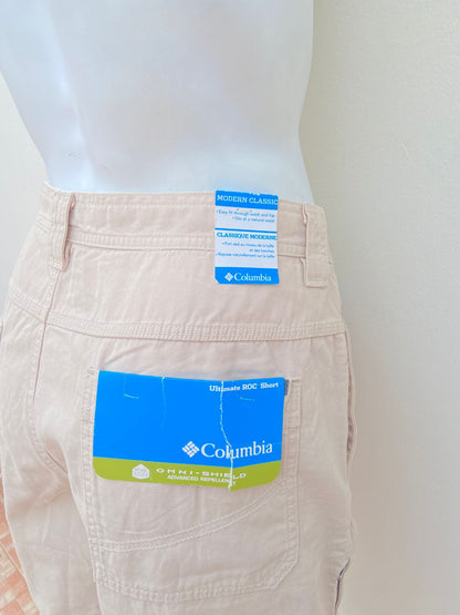 Bermuda COLUMBIA original, color kaki/ crema y bolsillos a los costados.
