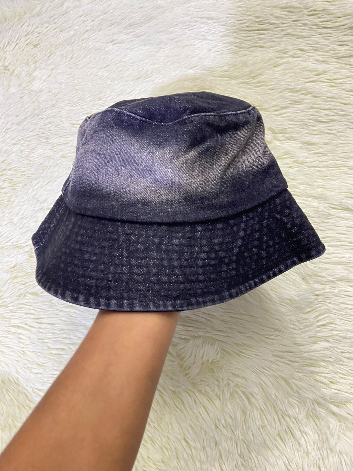 Gorro, en tela jean negro con detalles de estrellas.