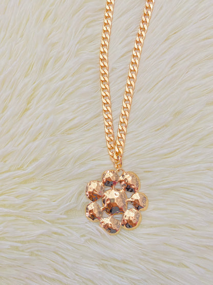 Cadena, dorada con dije en forma de flor y piedras verde.