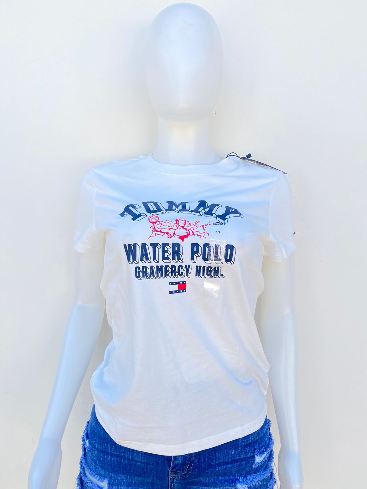 T-shirt Tommy Hilfiger original blanco con letras TOMMY WATER POLO en azul marino.