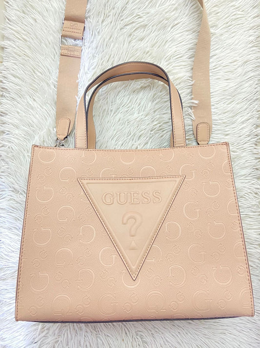 Cartera GUESS Original en color beige/rosado TAUPE, con estampado de la marca, logotipo de la marca al frente y correa ajustable adicional.