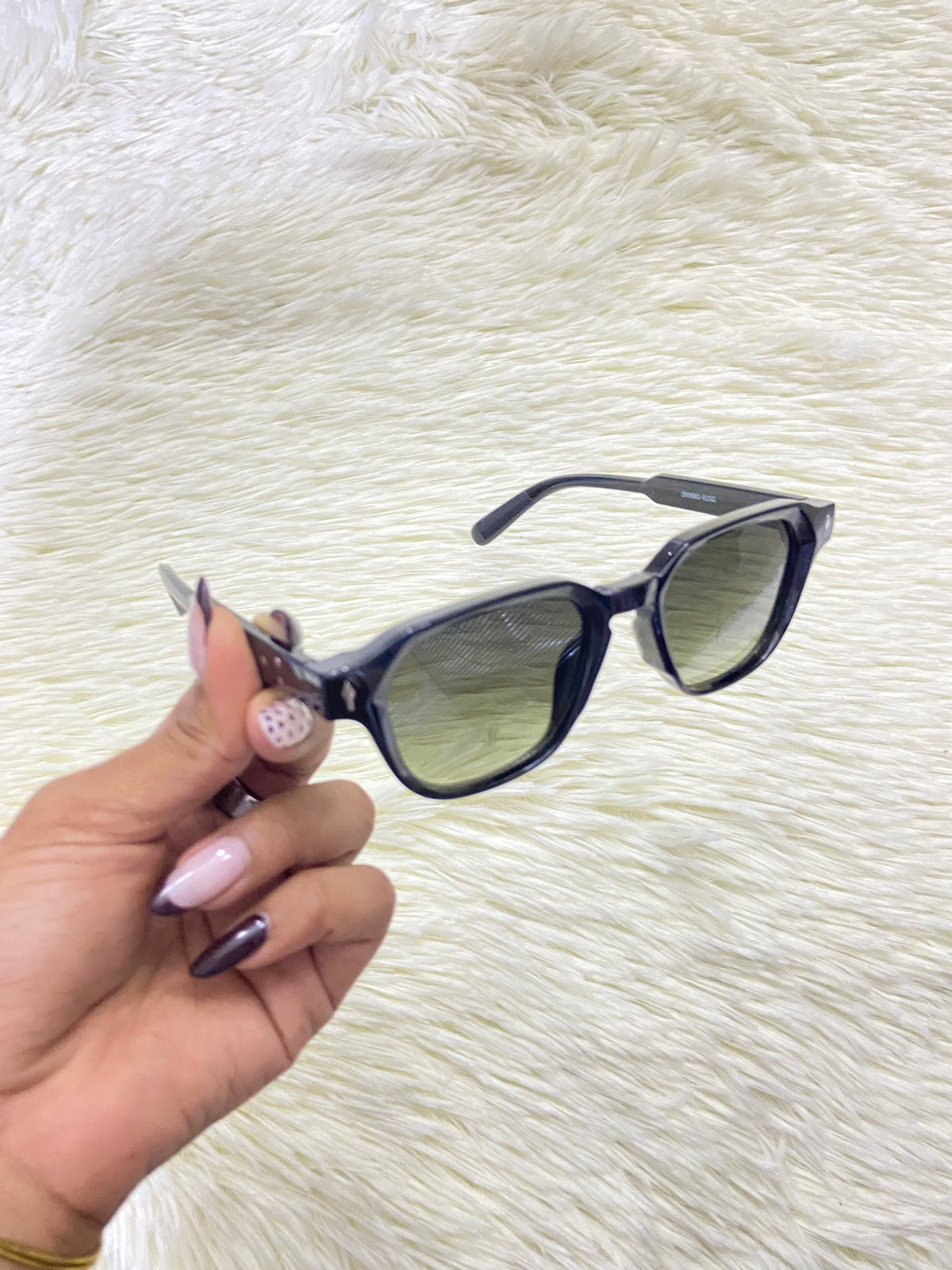 Lentes, negros con micas en color verde oscuro, más protección UV 400.