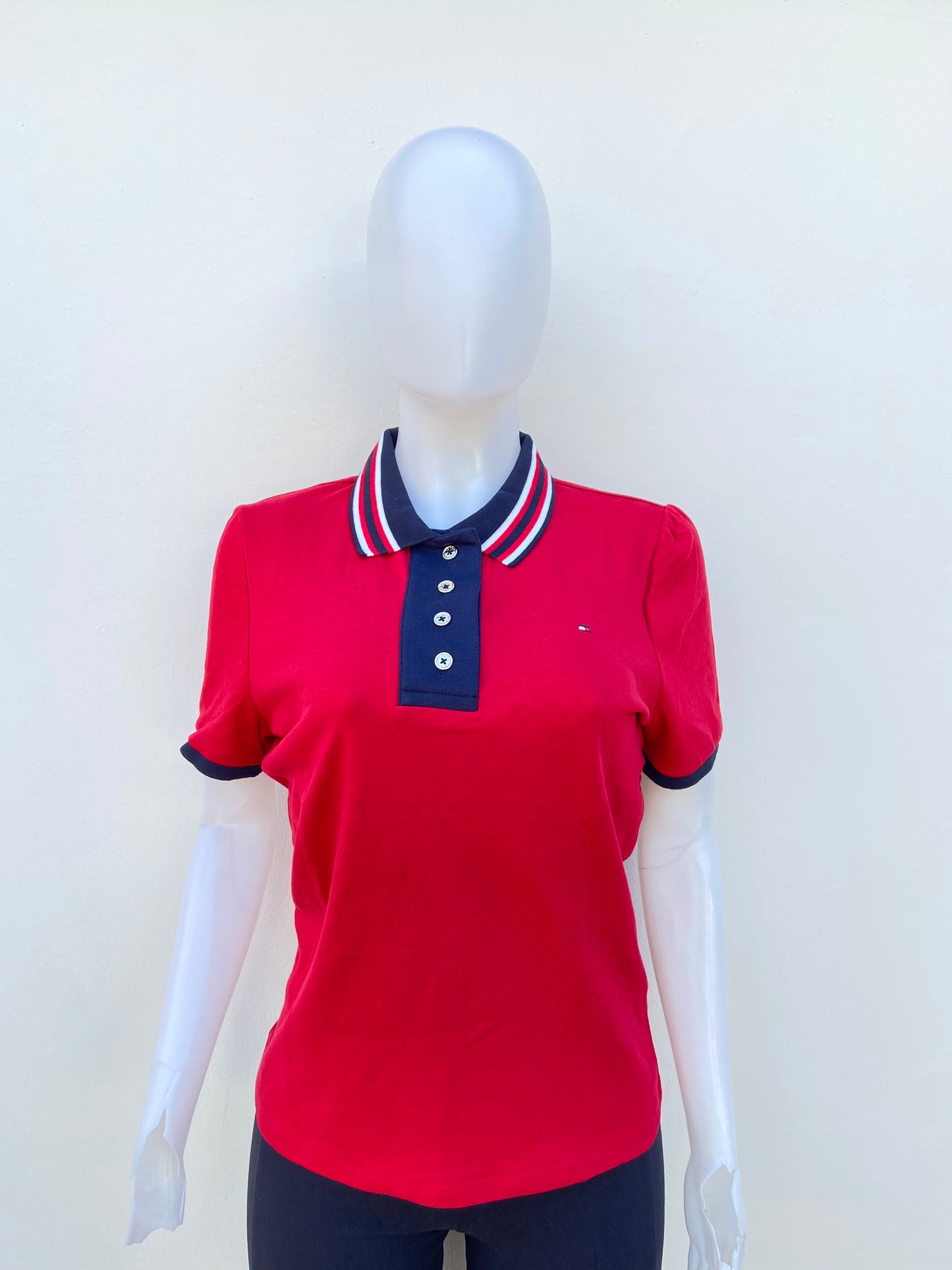 Polocher TOMMY HILFIGER original, rojo con azul marino y cuello con rayas en blanco y azul.