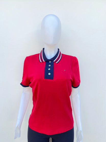 Polocher TOMMY HILFIGER original, rojo con azul marino y cuello con rayas en blanco y azul.