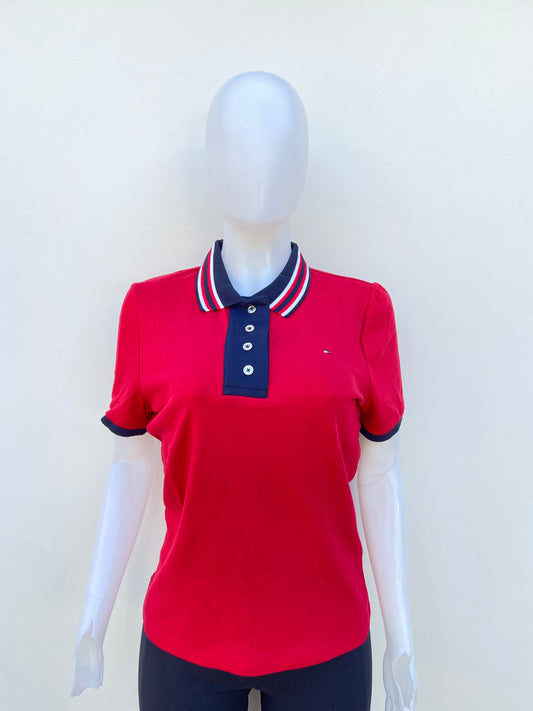 Polocher TOMMY HILFIGER original, rojo con azul marino y cuello con rayas en blanco y azul.