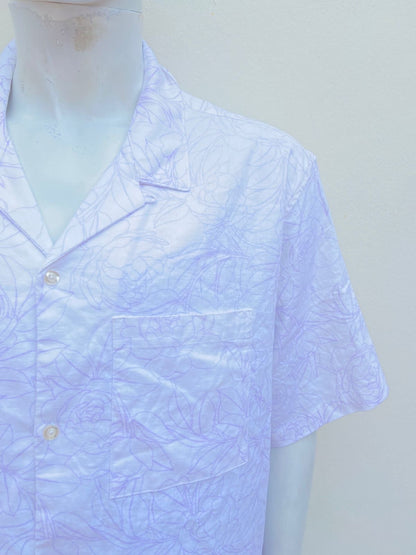 Camisa GAP original, blanca con diseños de flores en color morado lila, tela lino.