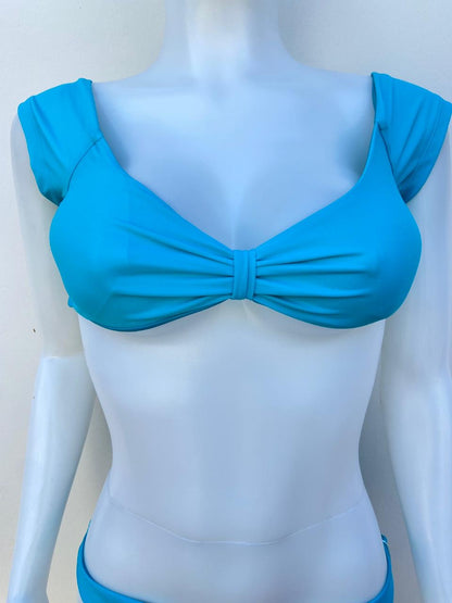 Biquini, de dos piezas  Hot Kiss original color azul, con moño en frente.