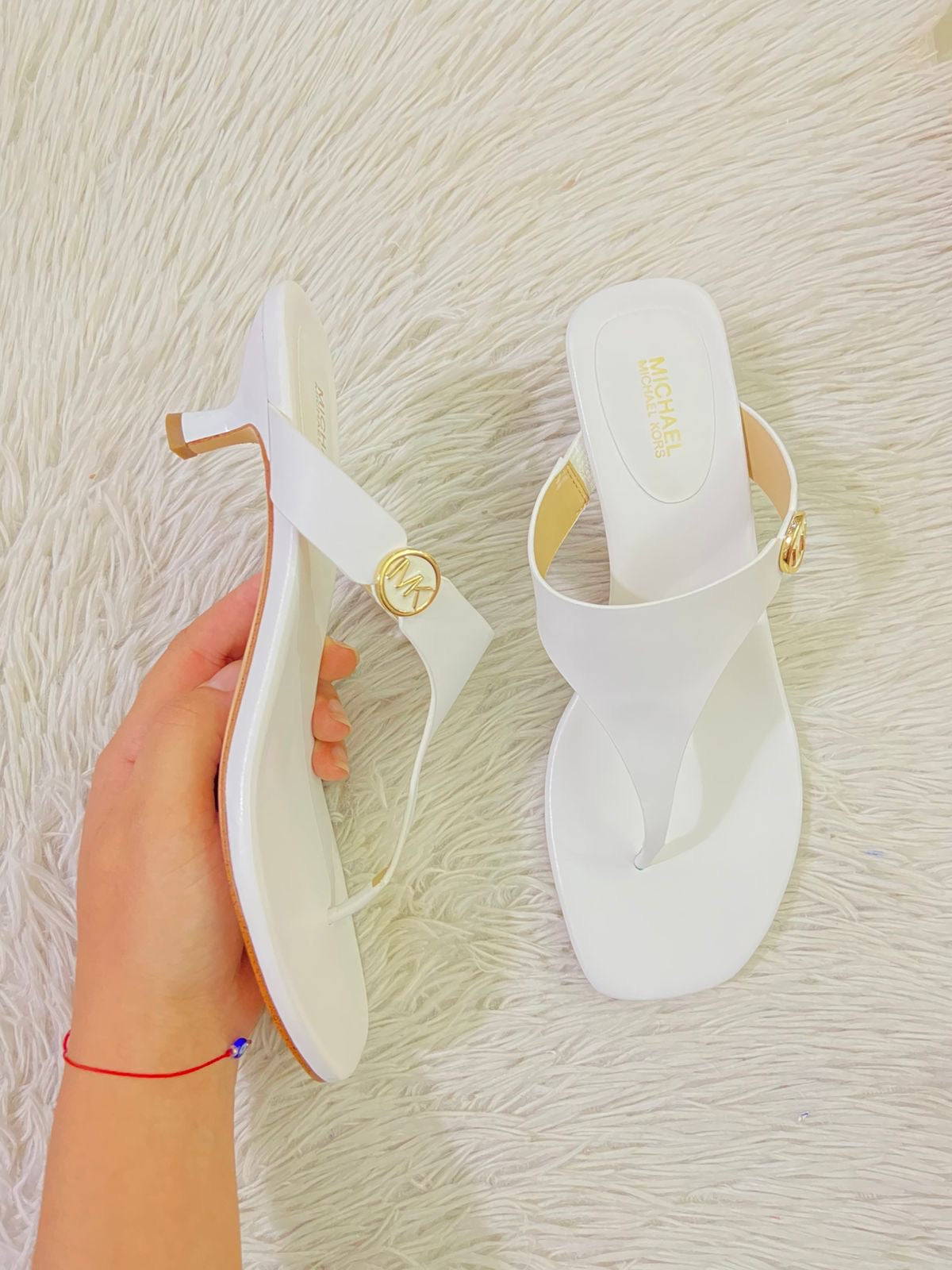 Zapatillas MICHAEL KORS original blanca con placa MK en dorado.