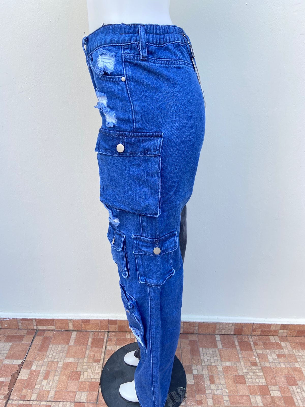 Pantalón FASHION NOVA original, mitad negro y mitad azul con bolsillos en ambos lados.
