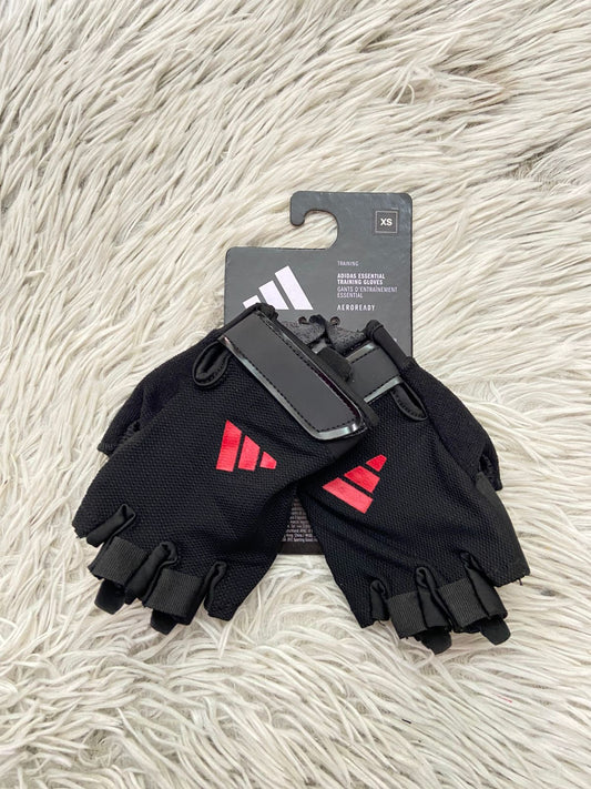 Guantes ADIDAS Original, para entrenamiento en color negra con logotipo de la marca al frente en color rojo.