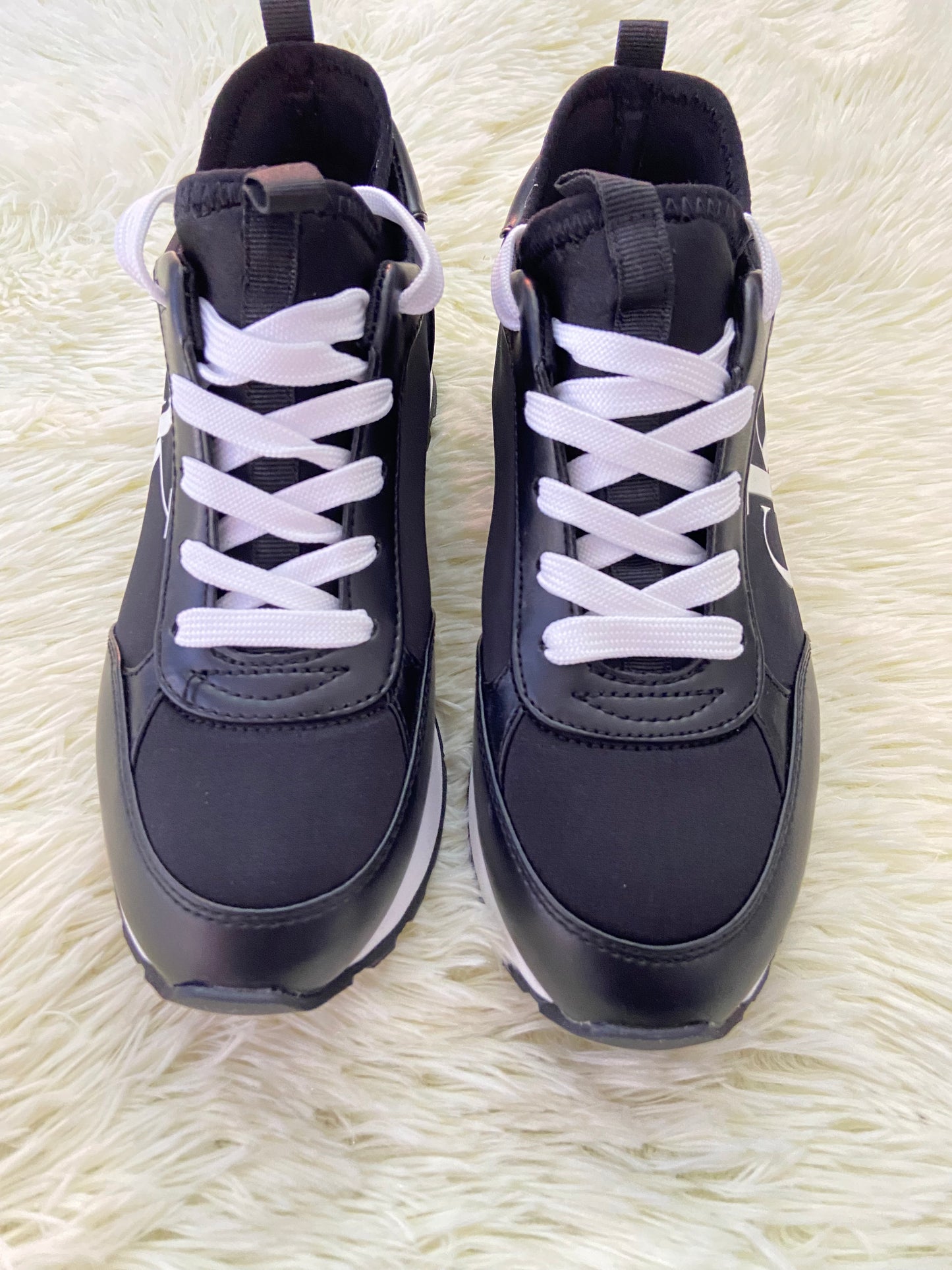 Tenis CLAVIN KLEIN original, negro con suela en color blanco y letras CK en  los lados.
