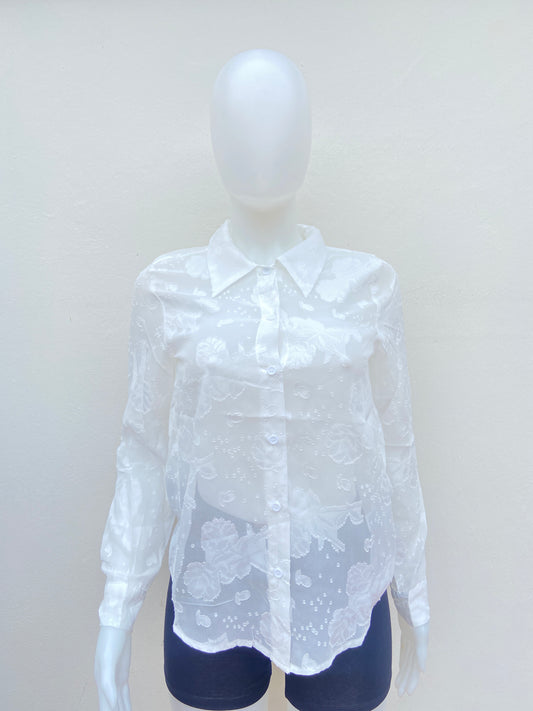 Camisa, blanca transparente con estampado de flores.