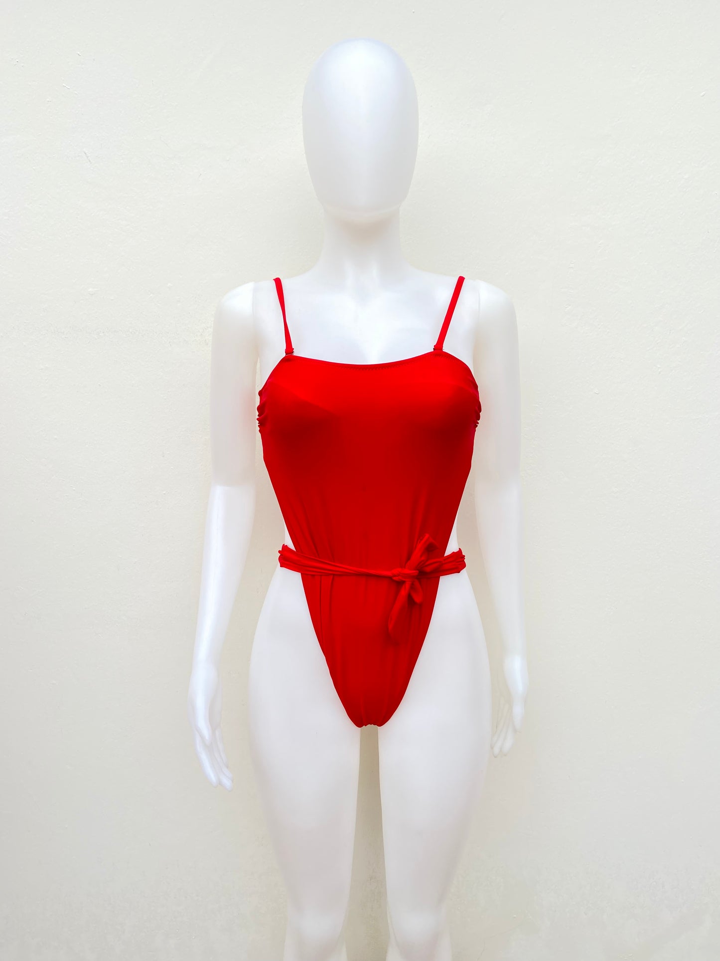 Biquini Mermaid Swimwear original, rojo intenso liso; con lazo ajustable en el centro.