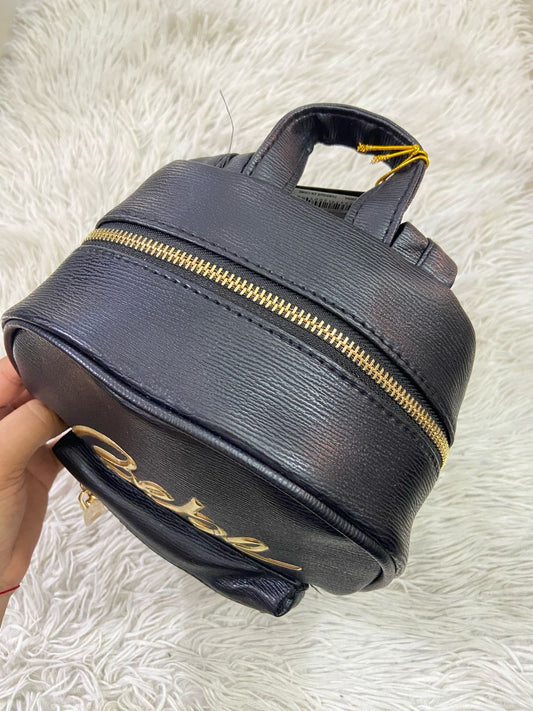 Mochila BEBE Original negra con un bolsillo en la parte de afuera con cadena y placa de la marca en color dorado