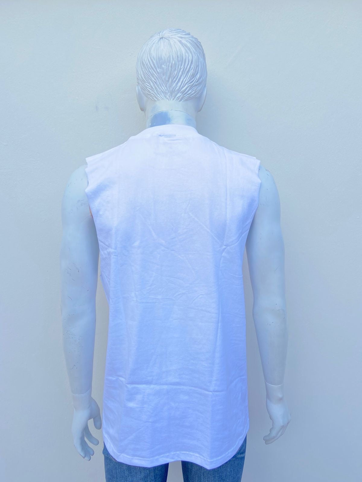 Franela blaca con estampado de copas y letras VIBE, HAPPY HOUR