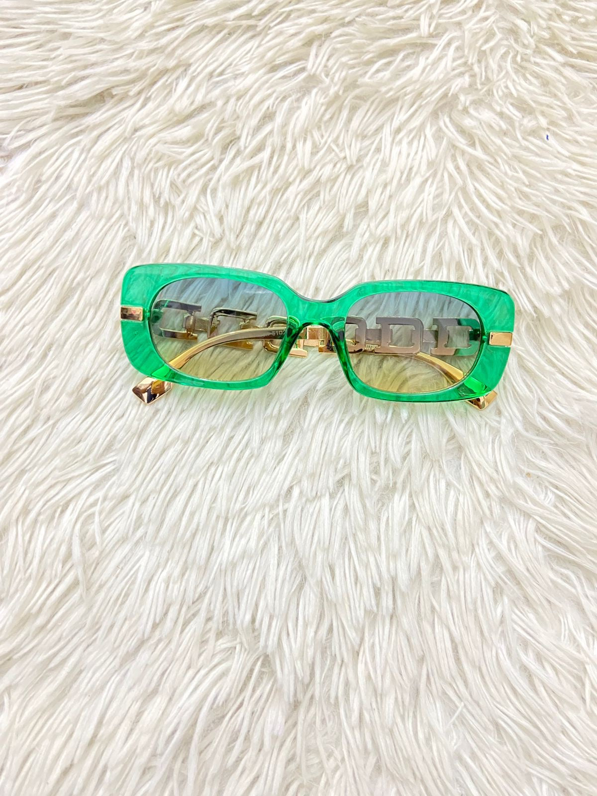 Lentes Fashion Nova original, verde con diseño de cadena tejida en dorado, cuadrados.