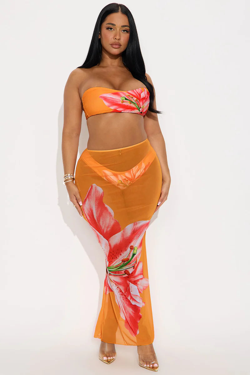 Biquini, naranja con flores en color rosado, strapless más cover Up ( falda ).