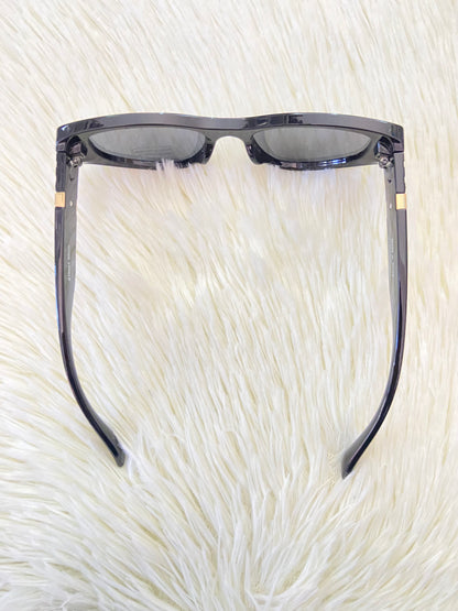 Lentes, negros pequeños estilo gato, con detalles en dorado, con protección UV 100-400.