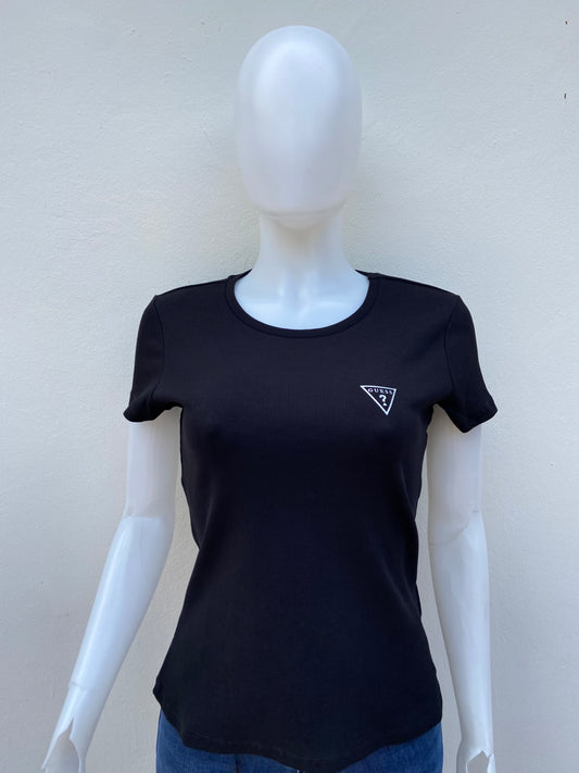 T-shirt GUESS original, negro con logotipo GUESS en color plateado en la esquina.
