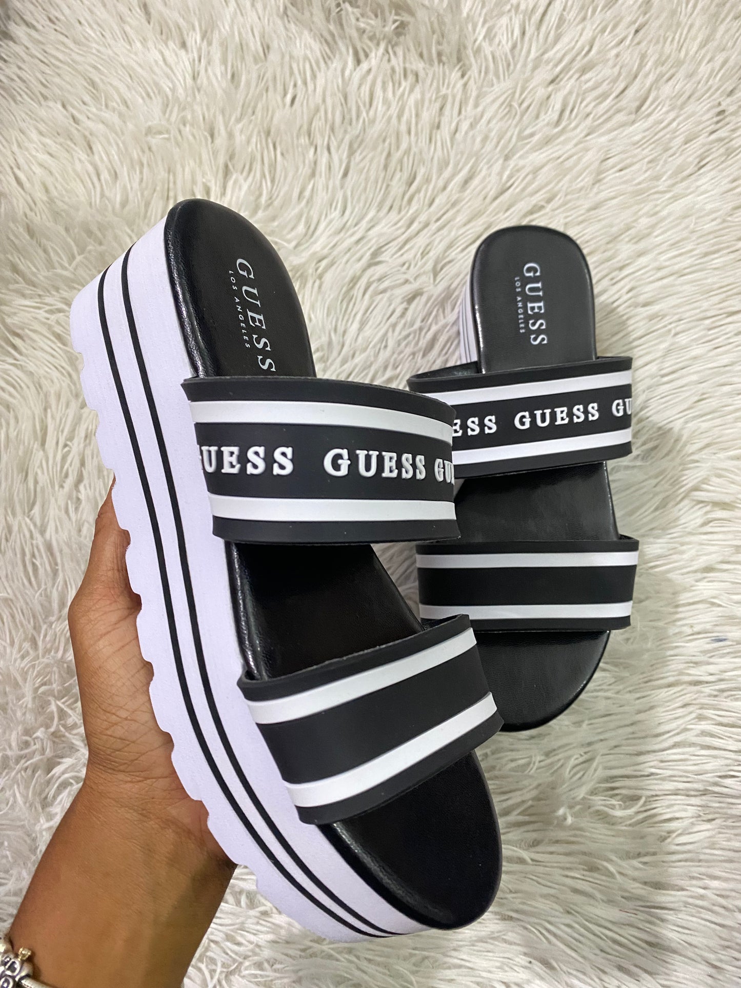 Sandalias Guess original, negra con blanco, de plataforma con letras de la marca en blanco.