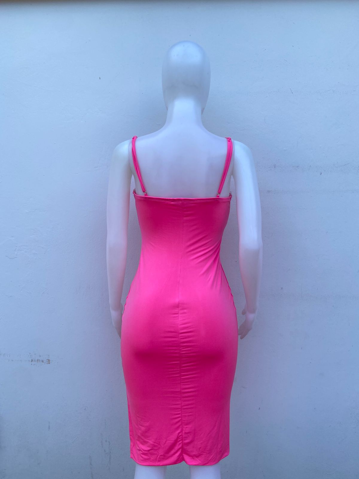 Vestido color rosado, con tirantes ajustables y largo