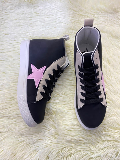Tenis, negro con suelas en color blanco y estampado de estrella en color rosado al lado.