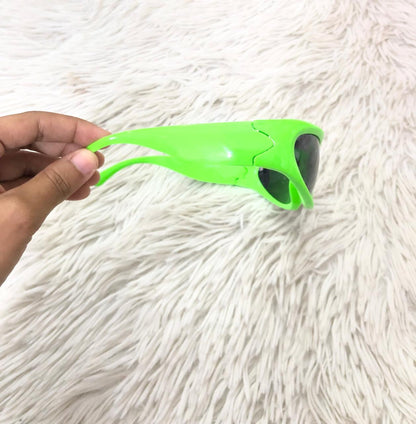 Lentes diseñados con protección UV 100-400 para proteger tu visión. Verdes pequeños con micas oscuras.