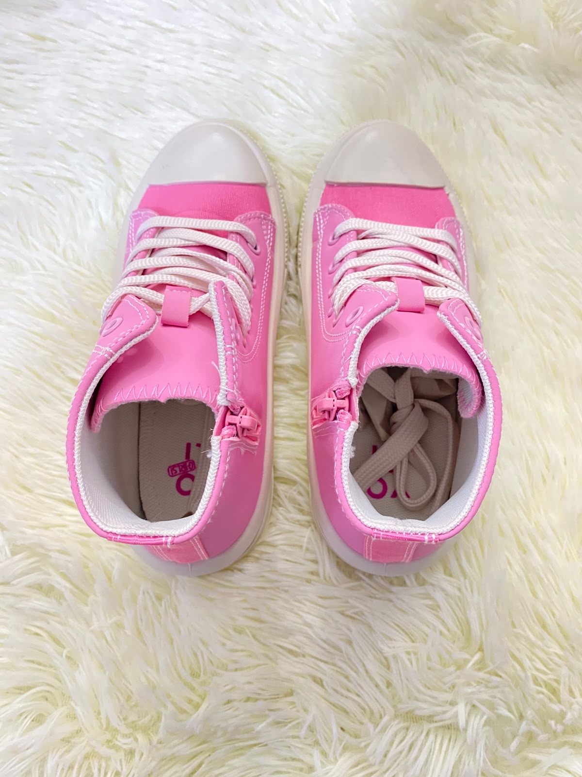 Tenis, rosados con suelas en color blanco y letras SUPER GIRLS y flores.