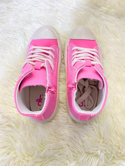 Tenis, rosados con suelas en color blanco y letras SUPER GIRLS y flores.