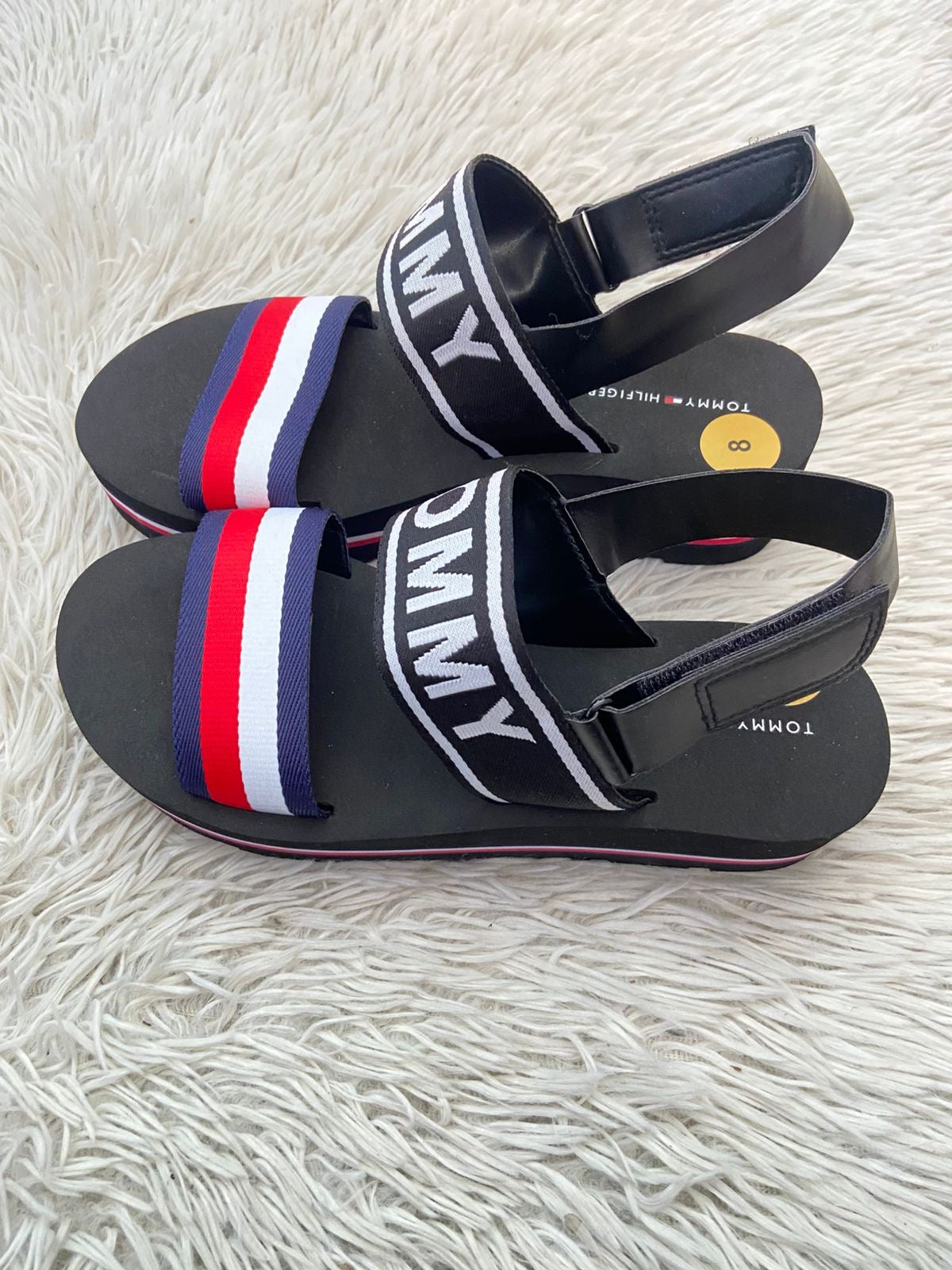 Sandalias TOMMY HILFIGER original, negra con banda Tommy al frente y letras TOMMY en color blanco en frente, plataformas.