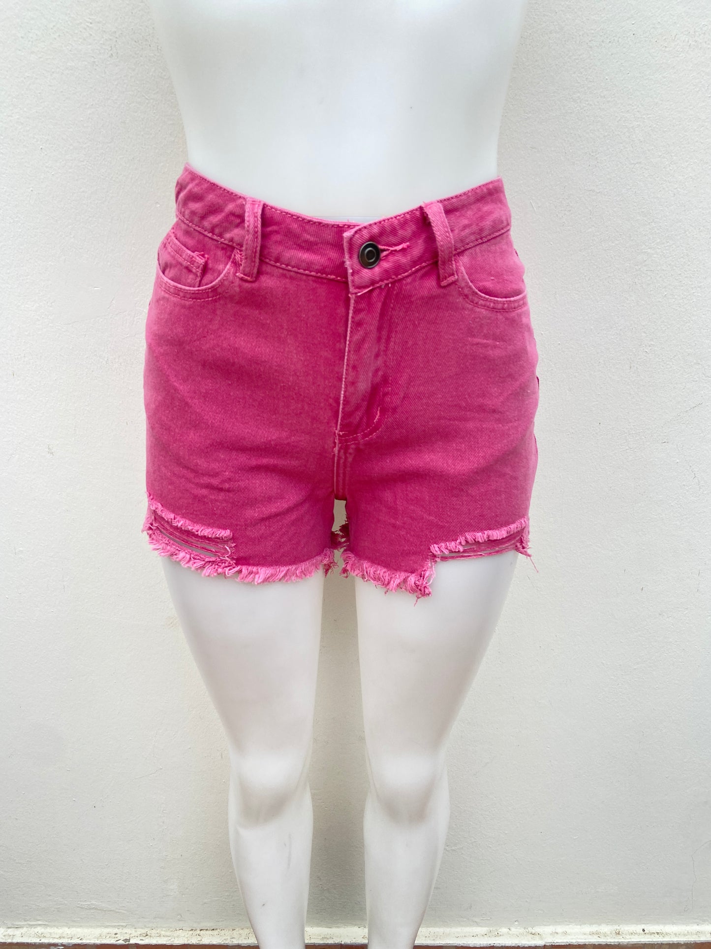 Short, rosado con rasgados, sin ruedo.