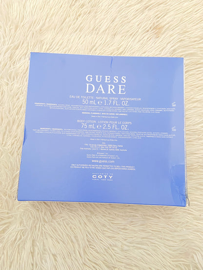 Set GUESS DARE original dorado con azul y cadena, de perfume y crema.