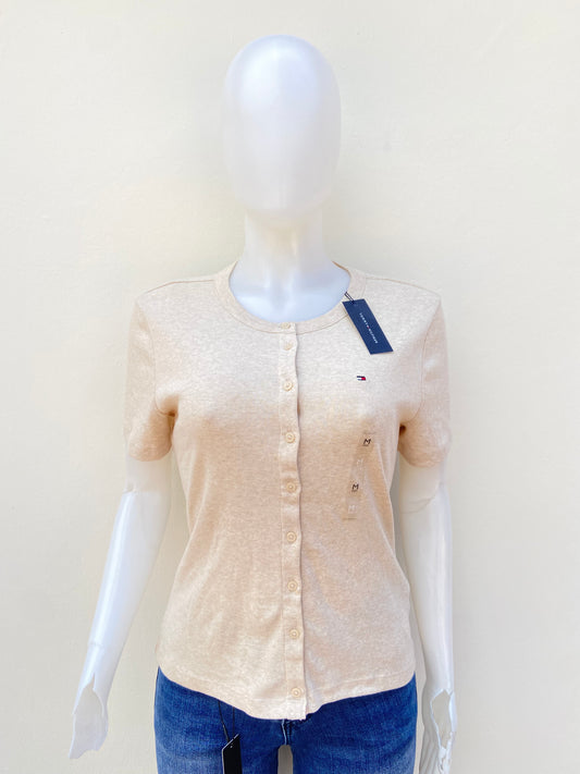 Blusa/ T-shirt TOMMY HILFIGER original, beige ( crema) con botones en frente y logotipo de la marca en la esquina.