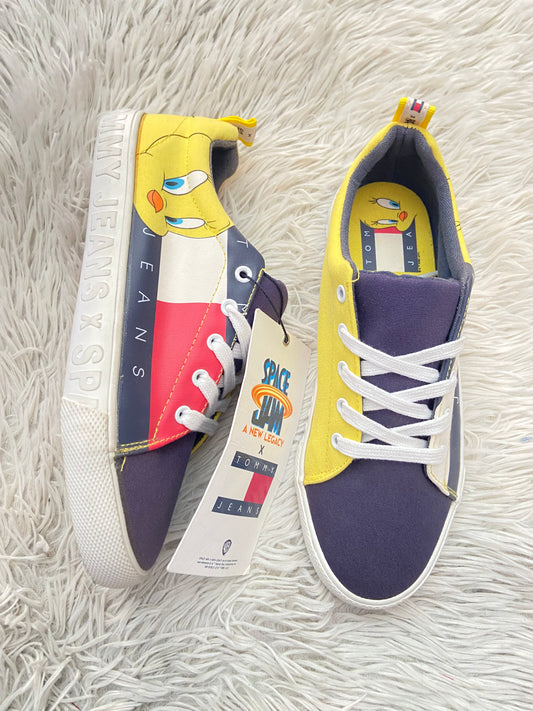 Tenis Tommy Hilfiger original con parte del frente en color negros lado de adentro en amarillo y a los lados con logo TOMMY letras JEANS en blanco y diseño de PIOLIN