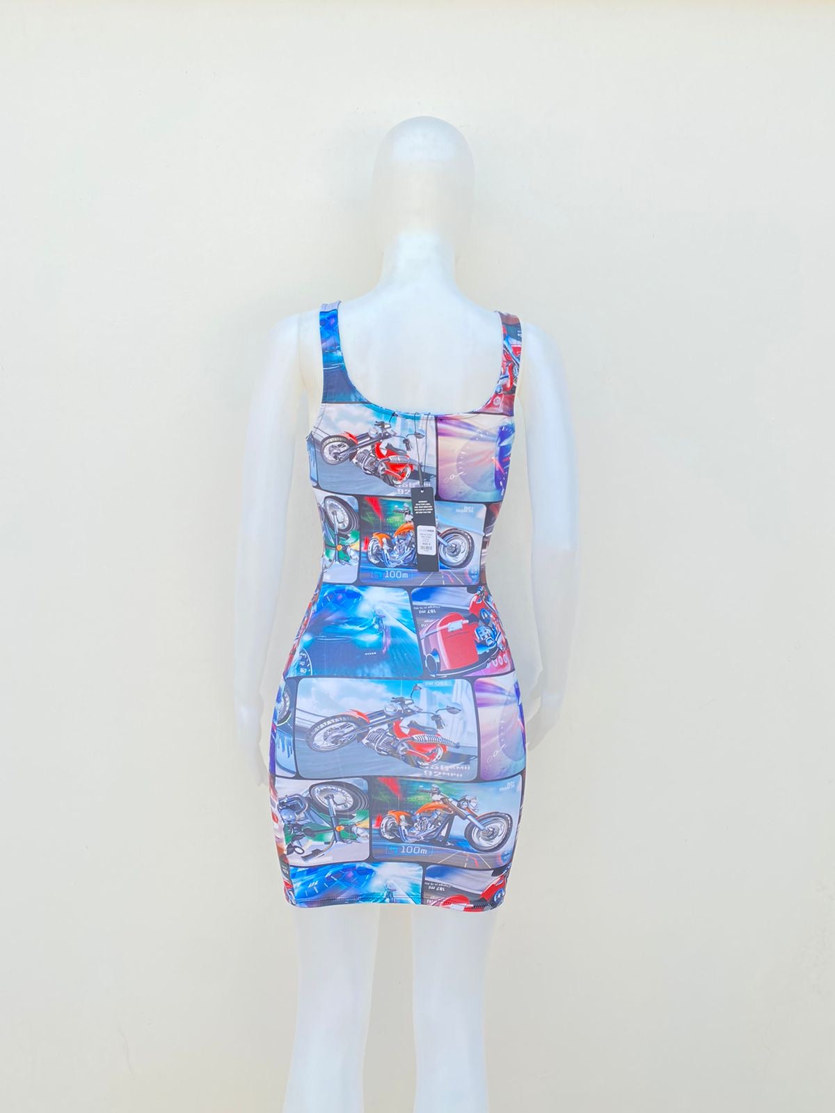 Vestido Fashion Nova original azul con estampado de carros y motocicletas.