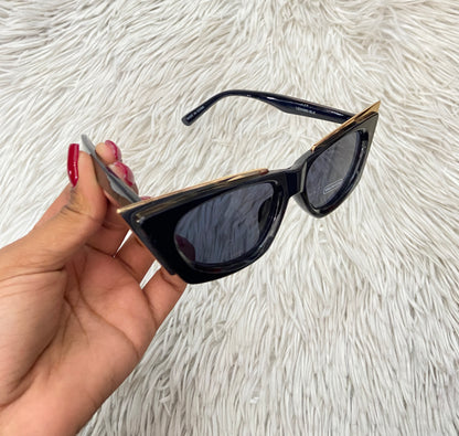 Lentes  diseñados con protección UV 100-400 para proteger tu visión. Negro curvos, con detalles en dorado.