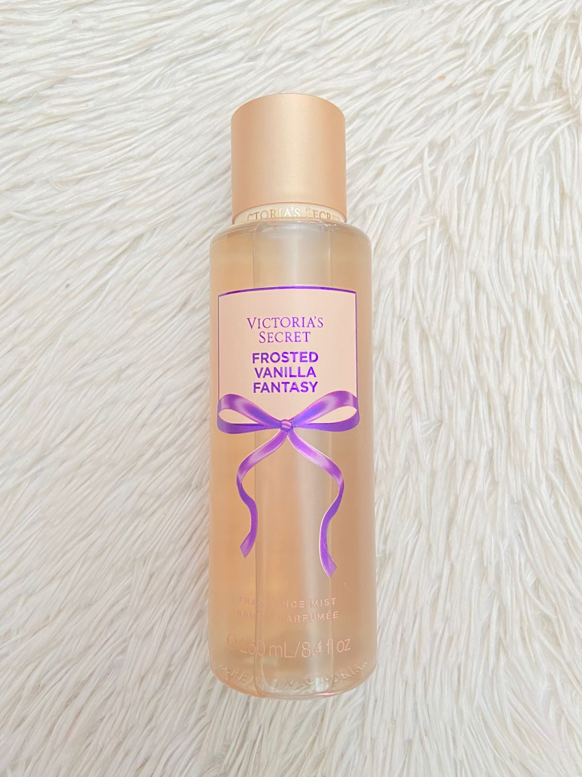 Colonia Victoria’s Secret original, FROSTED VANILLA FANTASY, color crema.