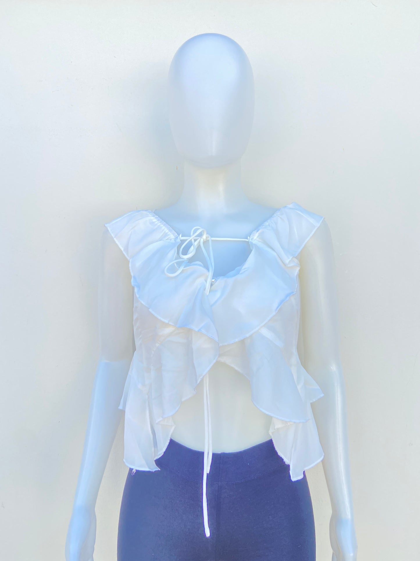 Blusa/ top  blanca con vuelos en frente y lazos ajustables.