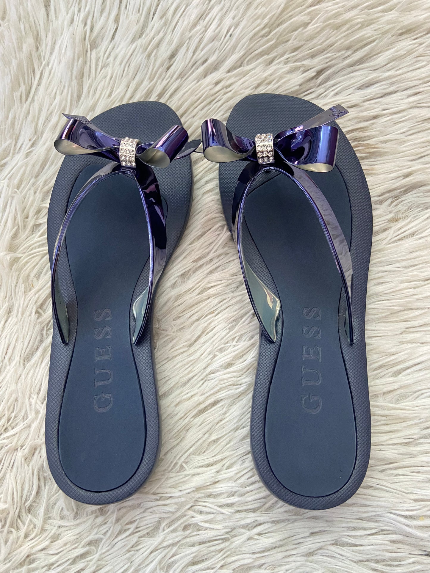 Sandalias GUESS original, azul marino con lazos en frente en color azul y plateado.