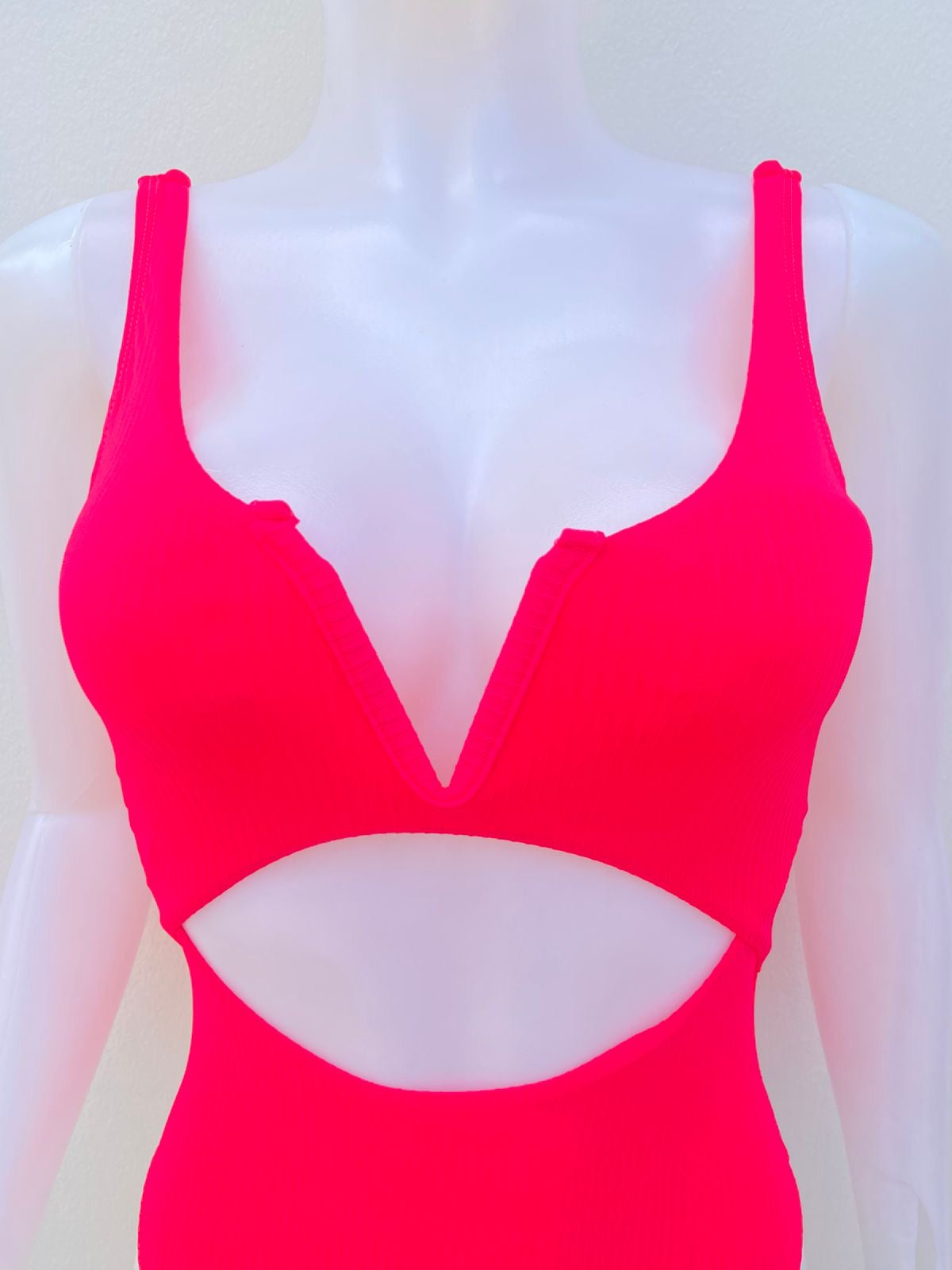 Biquini, rosado neón con escote en frente, una pieza.